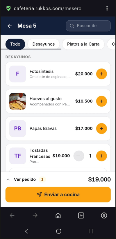 Mesero tomando un pedido de mesa desde el celular, listo para enviar a cocina